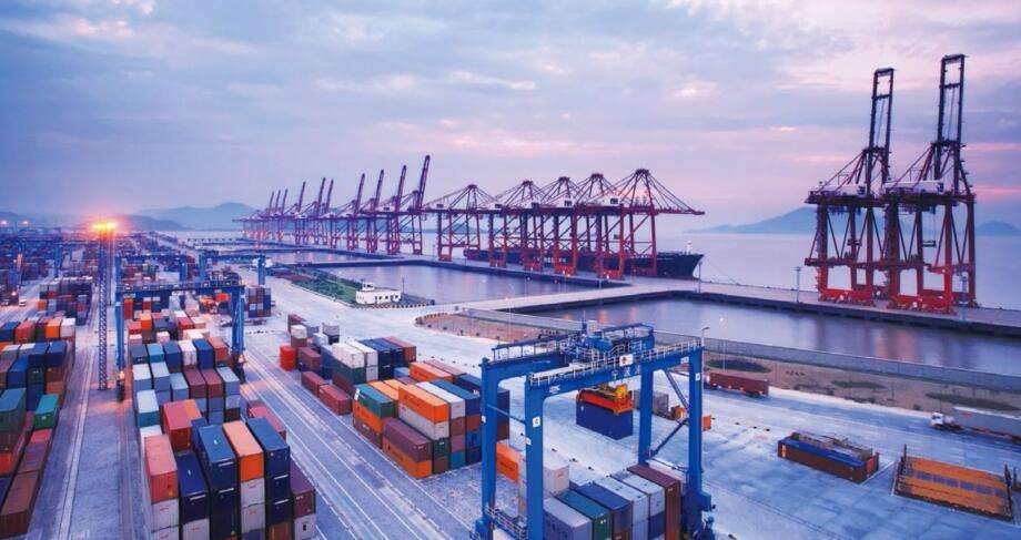 青島港自動化碼頭單機晝夜吞吐量創(chuàng)紀錄，首次突破千箱大關(guān)